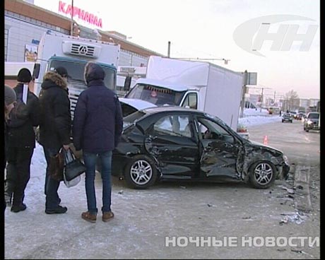Крупное ДТП в Екатеринбурге: около «Карнавала» столкнулись четыре автомобиля. «Пострадавших из искореженной машины смогли достать только спасатели МЧС» 